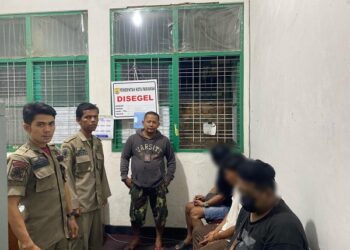 Satpol PP Kota Pariaman meringkus dua laki-laki dan seorang waria yang diduga tengah berbuat asusila di salah satu homestay.