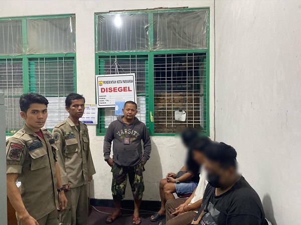 Satpol PP Kota Pariaman meringkus dua laki-laki dan seorang waria yang diduga tengah berbuat asusila di salah satu homestay.