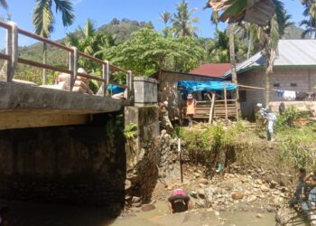 Warga Sawah Liek Perbaiki Jembatan yang Nyaris Putus secara Swadaya