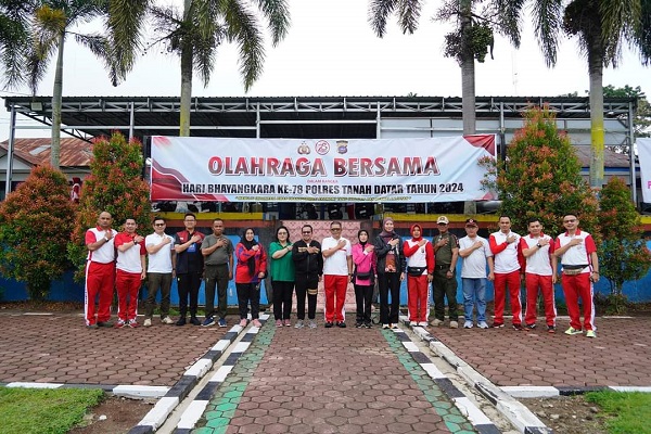 Polres Tanah Datar menggelar olahraga bersama dalam memperingati HUT Bhayangkara ke-78