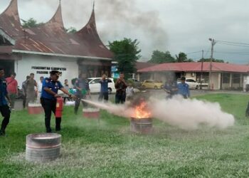 Dinas Satpol PP dan Damkar Kabupaten Padang Pariaman memberikan pembinaan relawan pemadam kebakaran dan para Satlinmas.