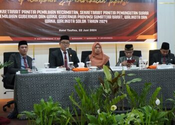 KPU Kota Solok menggelar pelantikan dan pembekalan tupoksi Sekretariat PPK dan PPS untuk Pemilihan Serentak Nasional Tahun 2024, Sabtu (22/6).