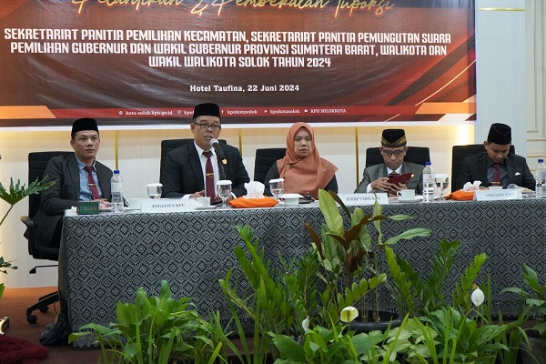 KPU Kota Solok menggelar pelantikan dan pembekalan tupoksi Sekretariat PPK dan PPS untuk Pemilihan Serentak Nasional Tahun 2024, Sabtu (22/6).