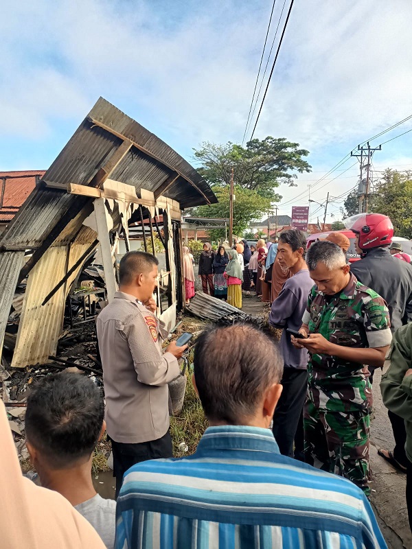 Petugas kepolisian dari Polsek IV Angkek Canduang sedang mendata korban kebakaran di Jorong Surau Kamba Nagari Ampang Gadang Kec. IV Angkek Kab. Agam, Rabu (5/6). IST.