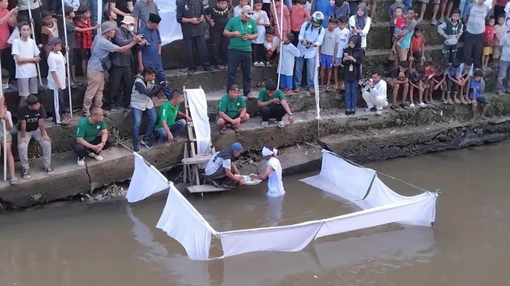 Pesona Budaya Tabuik diawali dengan maambiak tanah oleh masyarakat dengan mengambil tanah untuk diantarkan ke rumah Tabuik