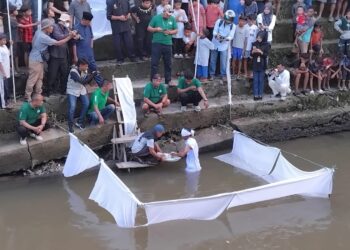 Pesona Budaya Tabuik diawali dengan maambiak tanah oleh masyarakat dengan mengambil tanah untuk diantarkan ke rumah Tabuik