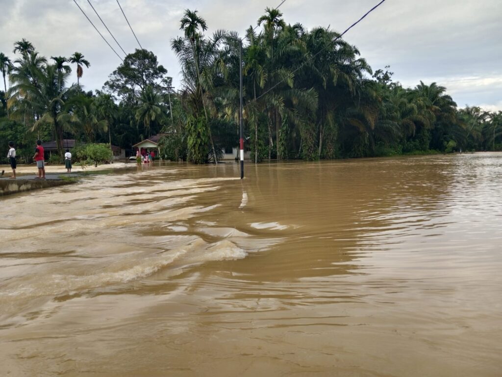 Curah hujan yang cukup tinggi sejak Minggu (07/07), malam, membuat beberapa wilayah di Pulau Punjung dilanda banjir dan longsor.