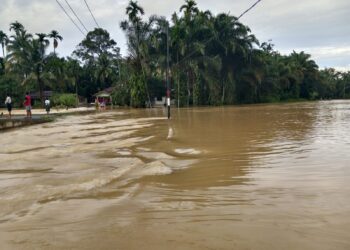 Curah hujan yang cukup tinggi sejak Minggu (07/07), malam, membuat beberapa wilayah di Pulau Punjung dilanda banjir dan longsor.