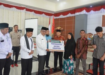 Sebanyak 244 penerima zakat (mustahik)menerima bantuan biaya pendidikan dan kesehatan dari melalui program Zakat Kabupaten Agam.