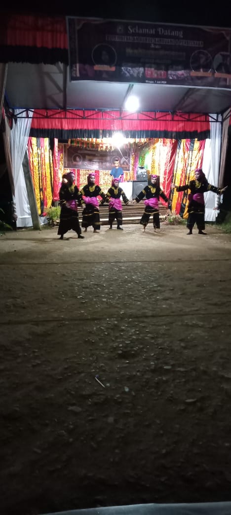 Pemerintah Nagari Simanau Kecamatan Tigo lurah Kabupaten Solok menggelar penampilan seni anak nagari