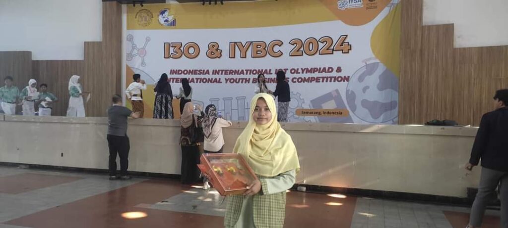 Santri MTsS DMP Diniyyah Puteri, Zhafira Muthie Azzayani meraih medali emas dalam Indonesia International IoT Olympiad (I3O) 2024