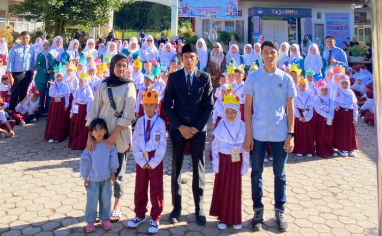 Kepala SDN 08 Tarok Dipo Anton Hilman beserta majelis guru, foto bersama siswa baru dan perwakilan orang tua dalam acara MPLS disekolah tersebut, Senin (15/7). Ist