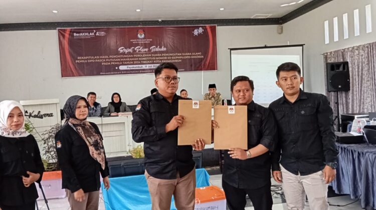 Suasana rapat pleno Komisi Pemilihan Umum Kota Payakumbuh terhadap rekapitulasi hasil PSU DPD-RI pada Rabu (17/7) lalu. DADANG