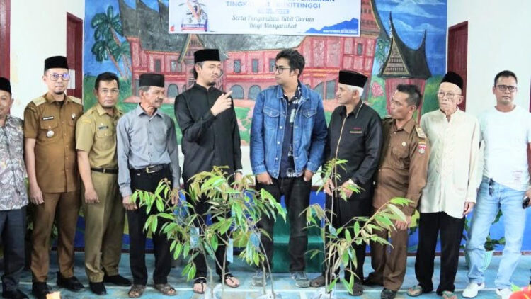 Penyerahan bibit durian secara simbolis oleh Wali Kota Bukittinggi Erman Safar kepada masyarakat Panorama Baru. Gatot