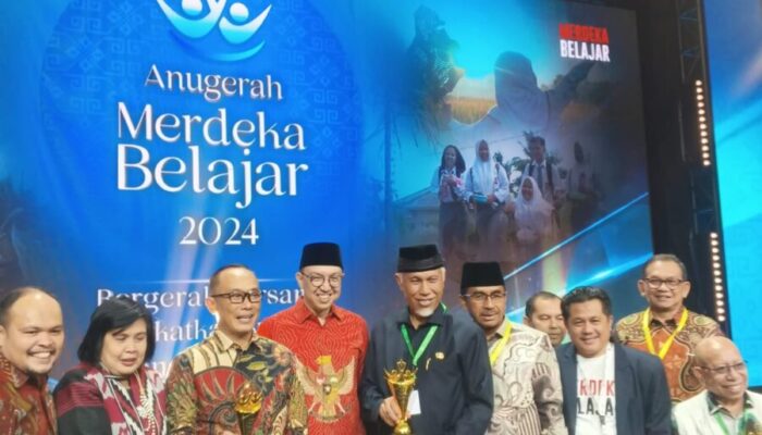Kepala BBPMP Sumbar Dampingi Gubernur Terima Penghargaan Penganugerahan Merdeka Belajar