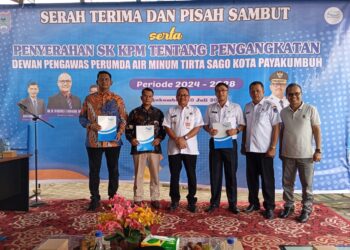 Tiga Dewan Pengawas Perumda Tirta Sago Terima SK