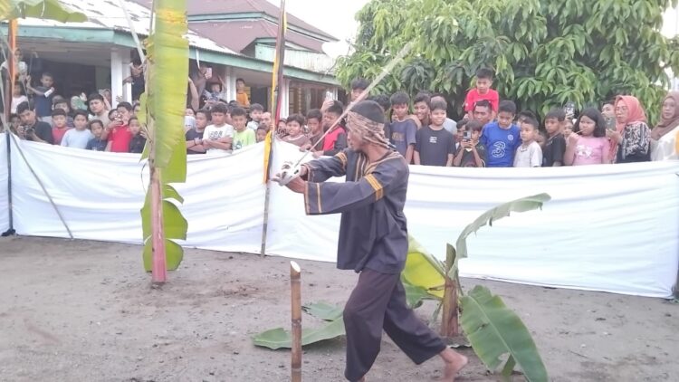 Prosesi manabang atau maambiak batang pisang Tabuik Subarang di Kampuang Kaliang Pariaman. MITHA