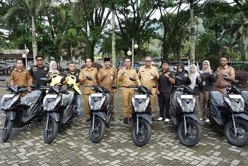 Dinas Sosial Solsel menyerahkan secara simbolis 18 unit sepeda motor kepada Koordinator Pendamping Program Keluarga Harapan atau Tim PKH