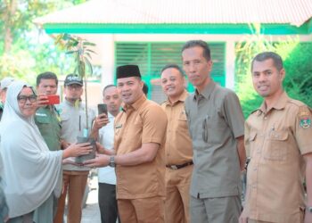 Pemerintah Daerah Sijunjung melalui Dinas pertanian menyerahkan bantuan kendaraan dinas sepeda motor bagi penyuluh.