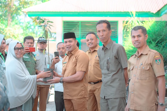 Pemerintah Daerah Sijunjung melalui Dinas pertanian menyerahkan bantuan kendaraan dinas sepeda motor bagi penyuluh.