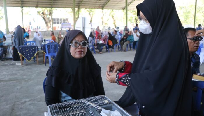 Peringatan Hari Bakti ke-77, TNI AU Lanud Sutan Sjahrir Bagikan 1.000 Kacamata