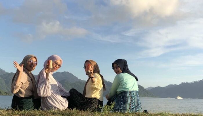 Menikmati Asri dan Eksotisnya Hamparan Savana di Pantai Carolina Padang