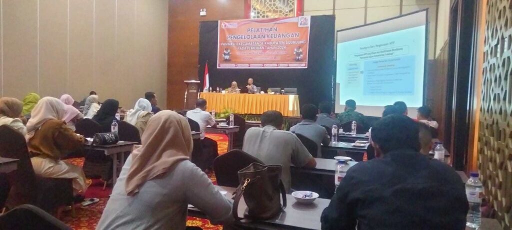 Puluhan anggota sekretariat Panwascam se Kabupaten Sijunjung mengikuti pelatihan pengelolaan keuangan yang digelar oleh Bawaslu Sijunjung, Rabu (3/7) di Hotel Emersia Batusangkar.