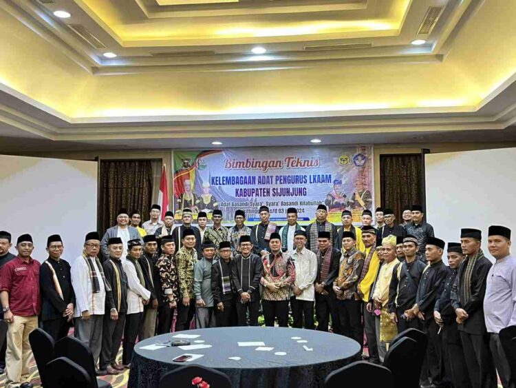 Wakil Bupati Sijunjung H.Irradatillah didampingi Kadis Pendidikan dan Kebudayaan Sijunjung Puji Basuki, Kepala Dinas Kominfo Sijunjung David Rinaldo, Ketua Dan pengurus LKAAM Kabupaten Sijunjung berfoto bersama usai pelaksanaan Bimbingan Teknis (Bimtek) bagi pengurus Lembaga Kerapatan Adat Alam Minangkabau Kabupaten Sijunjung, Rabu (3/7) di Hotel Grand Rocky Bukittinggi.
