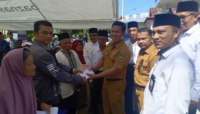 Dinsos P3A dan Baznas Padang Pariaman Bantu Korban Bencana Alam