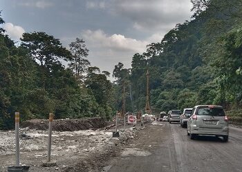 Perbaikan jalan Lembah Anai masih menyisakan 13 titik pengerjaan lagi, meski telah kembali dibuka untuk dilewati kendaraan.