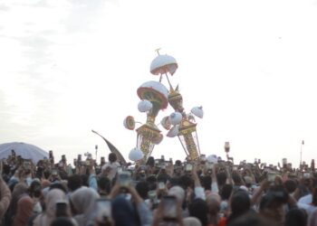 Ribuan orang menyaksikan Pesona Tabuik 2024, Minggu (21/7/2024). IRHAM