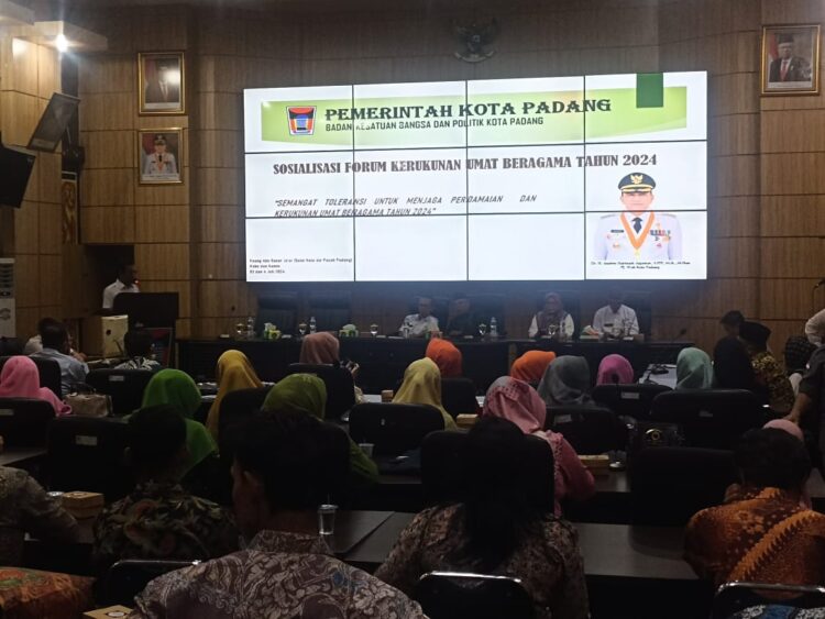 Kesbangpol Padang menggelar sosialisasi FKUB di ruang Abu Bakar Jaar Bagindo Aziz Chan Balaikota Padang, Rabu (3/7). Ipat