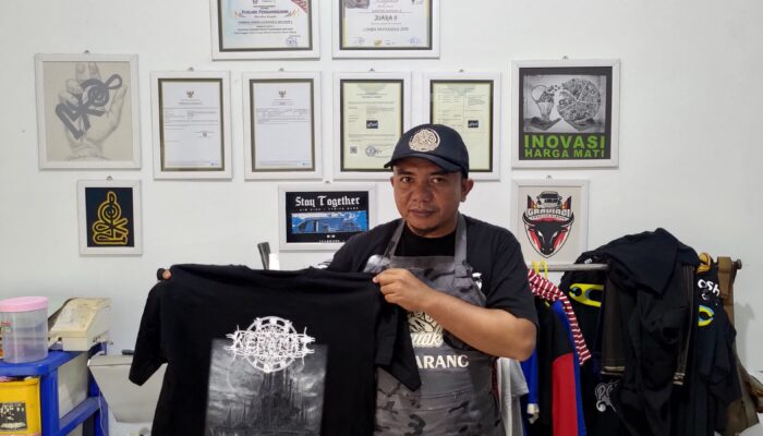 Syafri Antoni, Salurkan Hobi Menjadi Kreasi di Sablon Inyiak