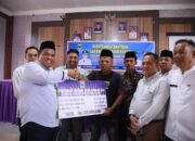 Bupati Suhatri Bur Serahkan Bantuan Bagi Warga Ulakan Tapakis