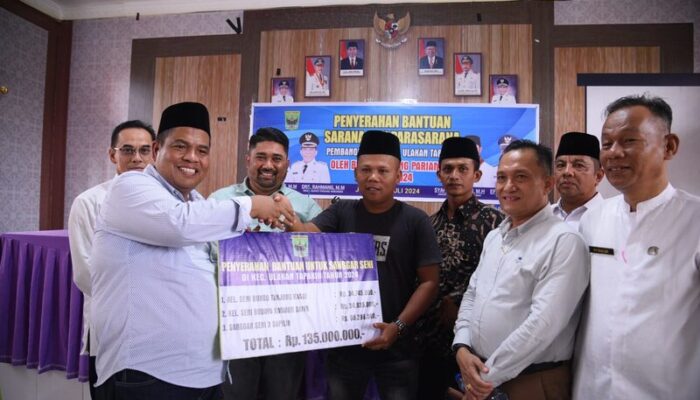 Bupati Suhatri Bur Serahkan Bantuan Bagi Warga Ulakan Tapakis