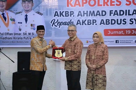 DPRD Kota Solok yang diwakili Ketua Komisi 1 DPRD Kota Solok, Rusdi Saleh hadiri acara pisah sambut Kapolresta Solok