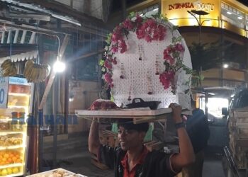 Maarak saroban merupakan salah satu prosesi dalam Pesona Budaya Tabuik yang menyimbolkan tutup kepala milik cucu Rasulullah saw, Husain