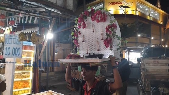 Maarak saroban merupakan salah satu prosesi dalam Pesona Budaya Tabuik yang menyimbolkan tutup kepala milik cucu Rasulullah saw, Husain