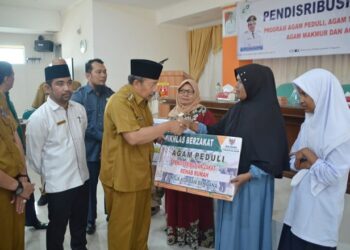 106 penerima zakat (mustahik) menerima program zakat Pemkab Agam, Senin (29/7), sebagai salah satu upaya pengentasan kemiskinan