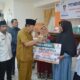106 penerima zakat (mustahik) menerima program zakat Pemkab Agam, Senin (29/7), sebagai salah satu upaya pengentasan kemiskinan