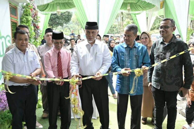 Gubernur Sumbar Mahyeldi saat meresmikan Pabrik PT Arsens di Guguak Kecamatan 2x11 Kayu Tanam Padang Pariaman, Senin (1/7) kemarin.IST