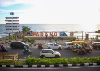 Dinas Pariwisata Kota Padang meluncurkan Calendar of Event (CoE) 2025. Berbagai iven disiapkan untuk menarik wisatawan.