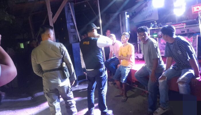 Ganggu Ketentraman Warga, Satpol PP Padang Hentikan Live Musik