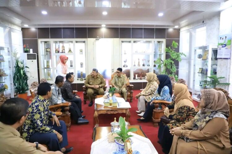 Kepala Diskoperindag Kota Solok, Zulveri saat mendampingi Wali Kota Solok Zul Elfian Umar audiensi dengan Asosiasi Industri UMKM Indonesia Kota Solok. IST