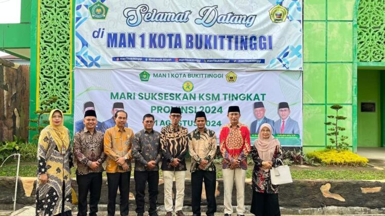 Jajaran Kemenag Bukittinggi bersama Kepala Madrasah dalam kegiatan KSM di MAN 1 Bukittinggi baru-baru ini. Ist