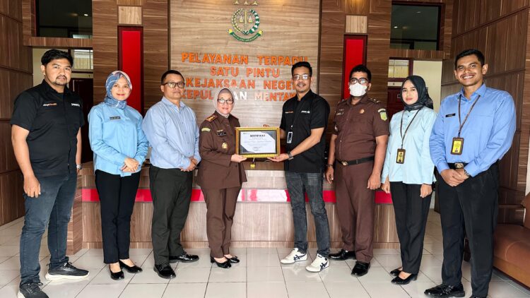 FOTO BERSAMA - Bank BRI Cabang Khatib Sulaiman, Padang memberikan Sertifikat Penghargaan kepada Kejaksaan Negeri Kepulauan Mentawai atas Dukungan Penyelamatan dan Pemulihan Keuangan Negara terhadap Penagihan Tunggakan Nasabah/ Debitur Kredit Macet, Selasa (27/8).  ist