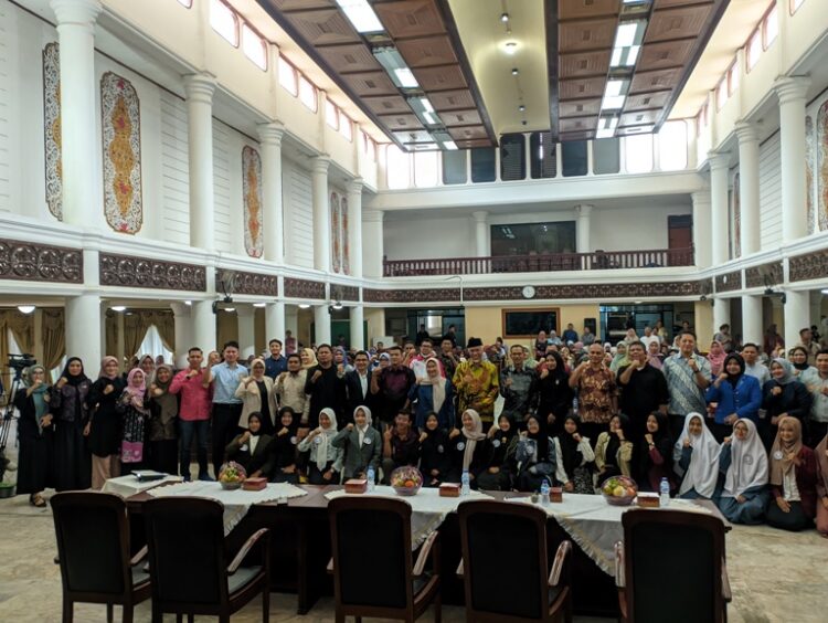 Gubernur Sumbar, Kepala Diskominfotik dan Ketua KPID Sumbar berfoto bersama finalis lomba presenter, penyiar dan MC di Aula Kantor Gubernur Sumbar, Minggu (11/8). IPAT
