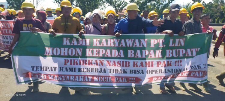 Terlihat ratusan karyawan PT LIN saat melakukan demo di halaman kantor Bupati Pasbar,  Senin (12/8). OSNIWATI