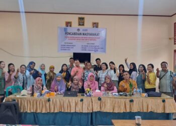 Dosen dari Departemen Matematika UNP melaksanakan kegiatan pengabdian masyarakat dengan membekali guru-guru di SMPN 1 Siberut Selatan mengenai penggunaan Classpoint. IST