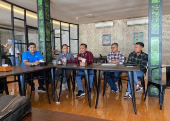 Pemimpin Wilayah Pegadaian Kanwil II Pekanbaru, Dede Kurniawan (baju merah) saat media gathering bersama media di Padang